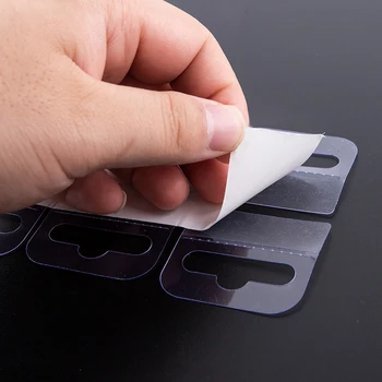 100 adet PVC Yuvası Delik Yapışkanlı Asmak Sekmeler Etiketi Kanca Mal Paket Kutu Çanta Peghooks Ekran
